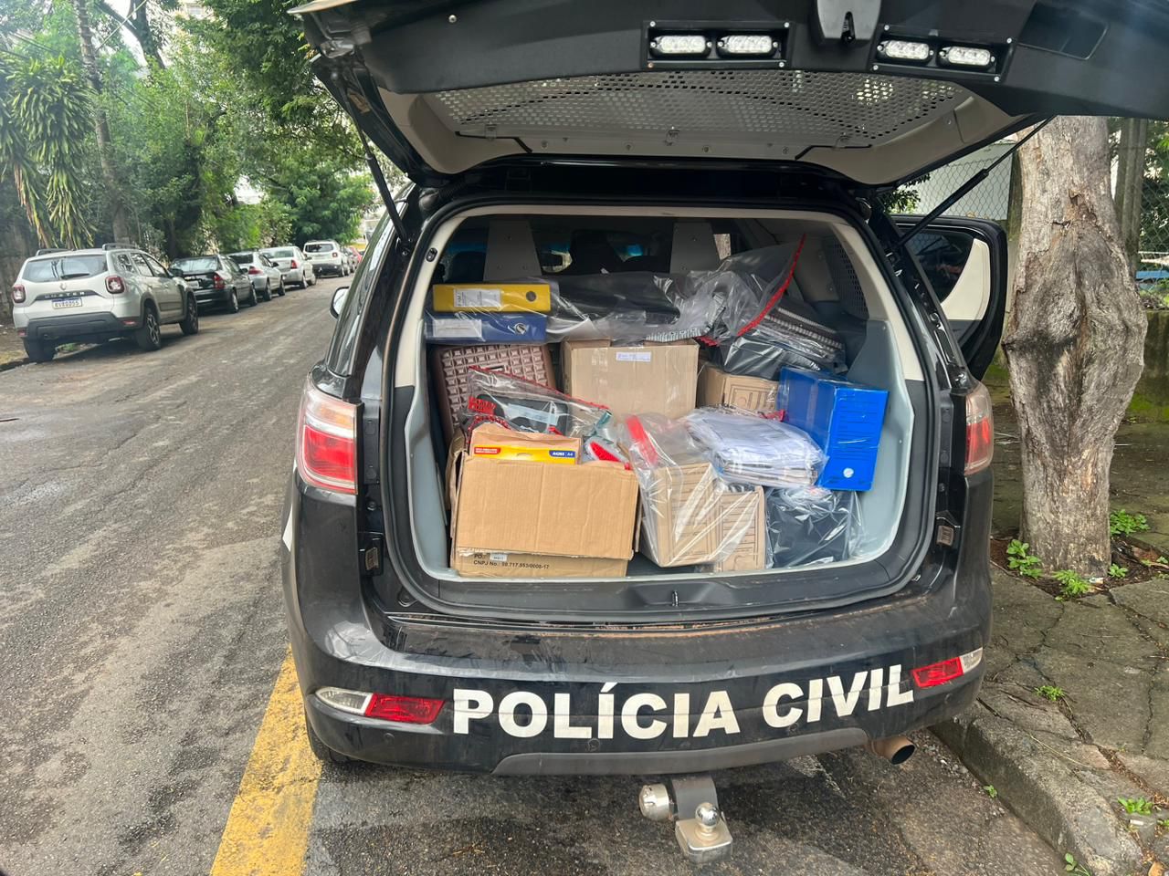Documentos e dispositivos eletrônicos apreendidos - Foto: Dracco/Divulgação
